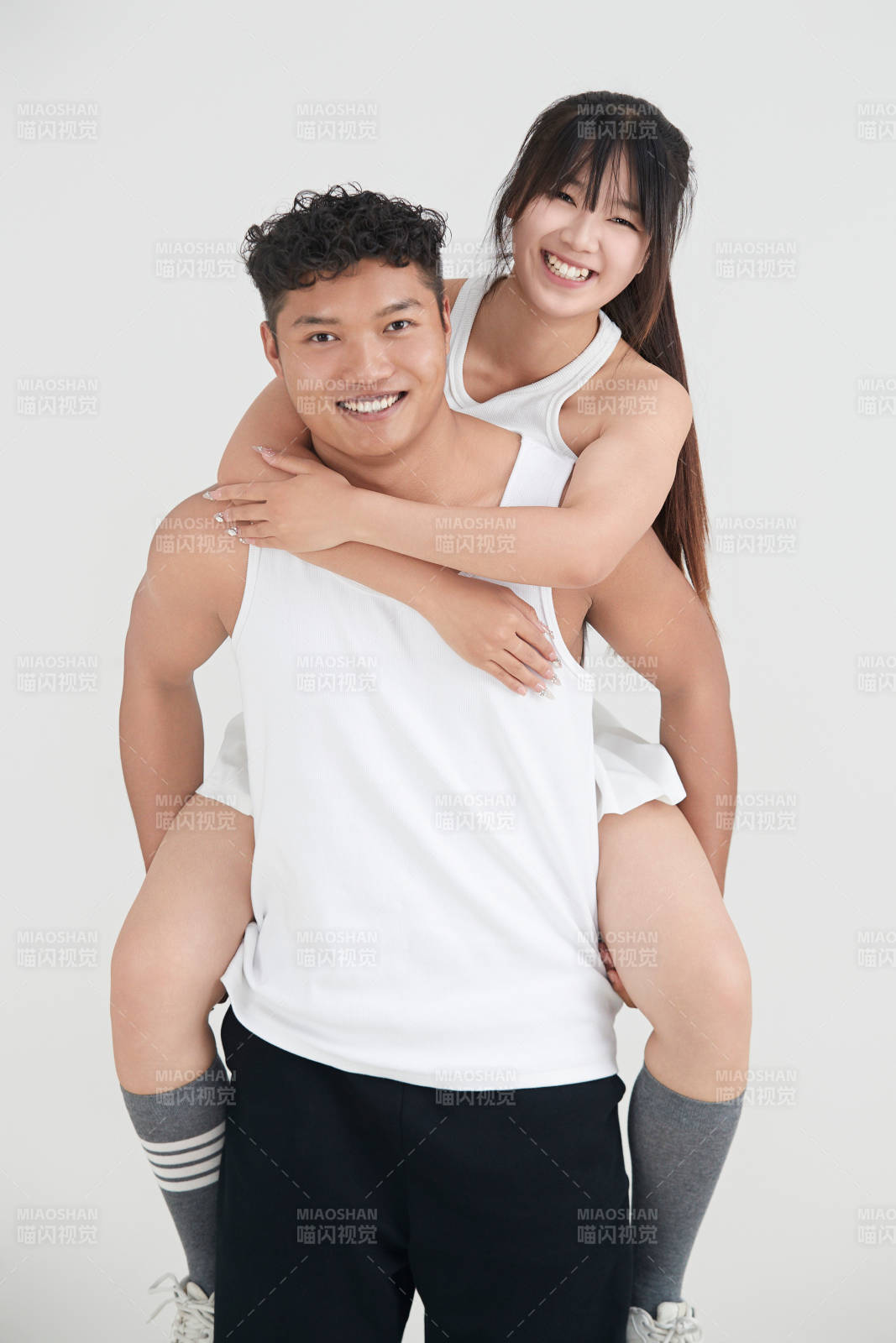白色背景下嬉戲歡樂的亞洲情侶