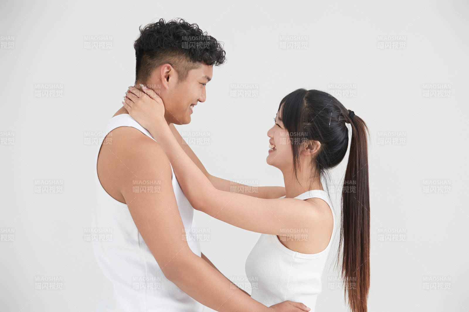 白色背景下嬉戲歡樂的亞洲情侶