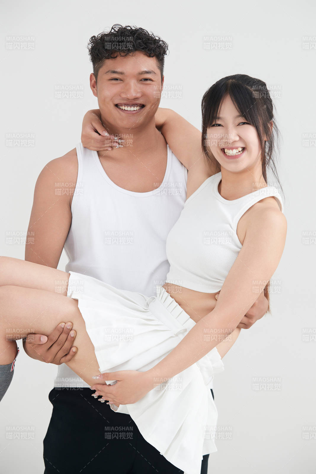 白色背景下嬉戲歡樂的亞洲情侶