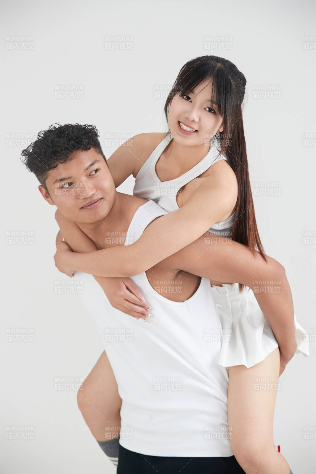 白色背景下嬉戲歡樂的亞洲情侶