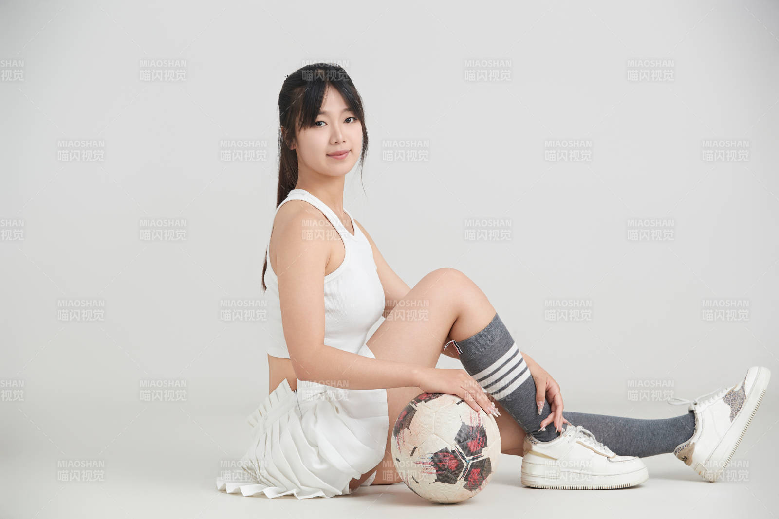 白色背景下的快樂的足球寶貝