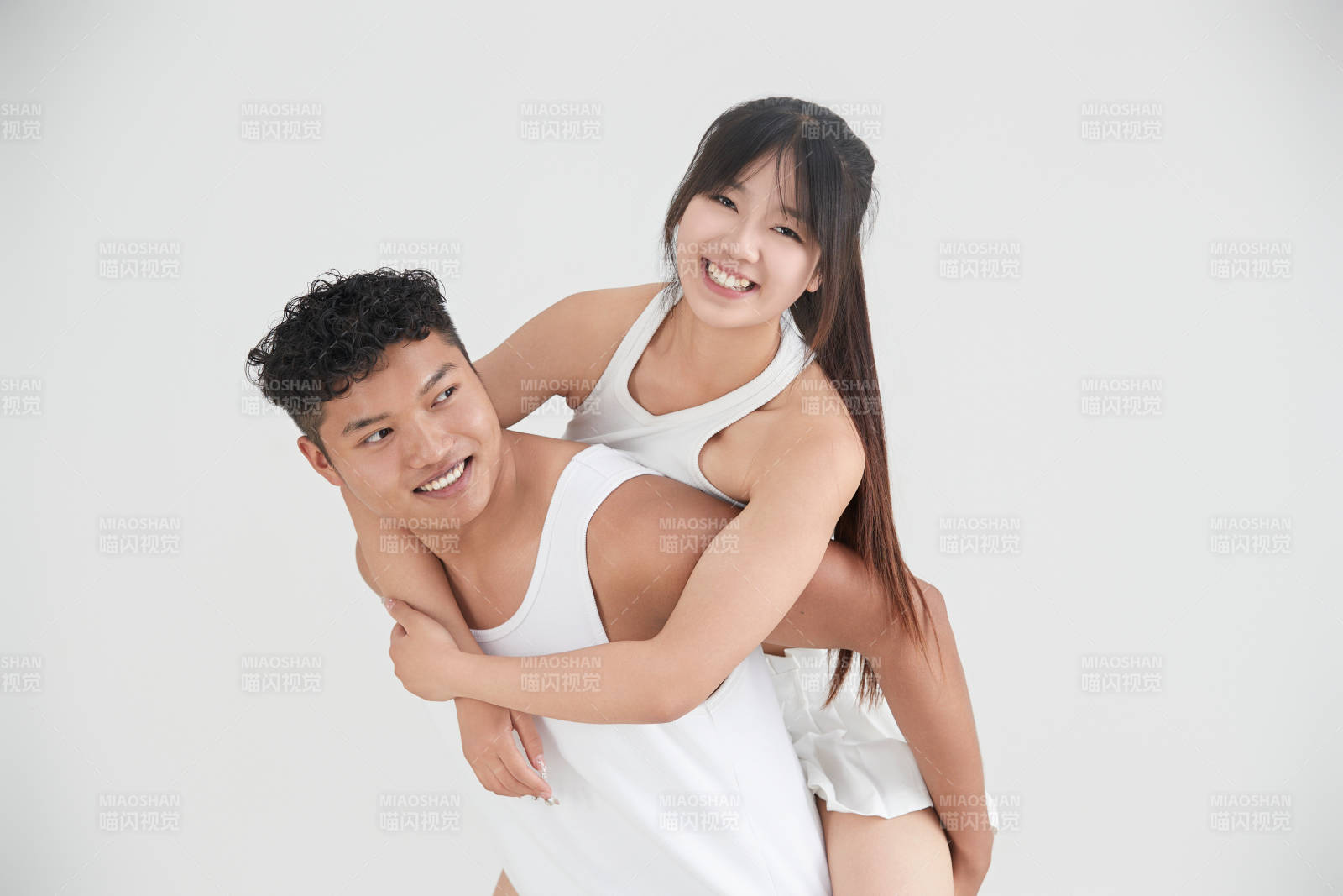 白色背景下嬉戲歡樂的亞洲情侶