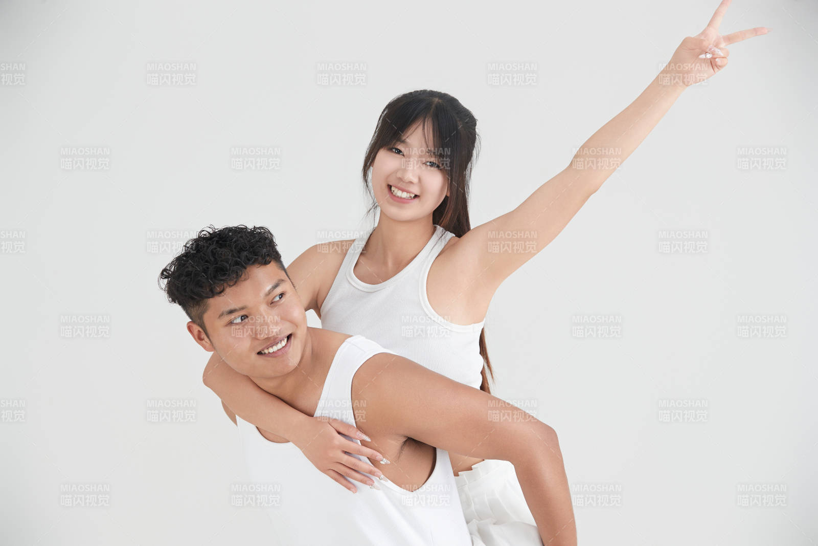 白色背景下嬉戲歡樂的亞洲情侶