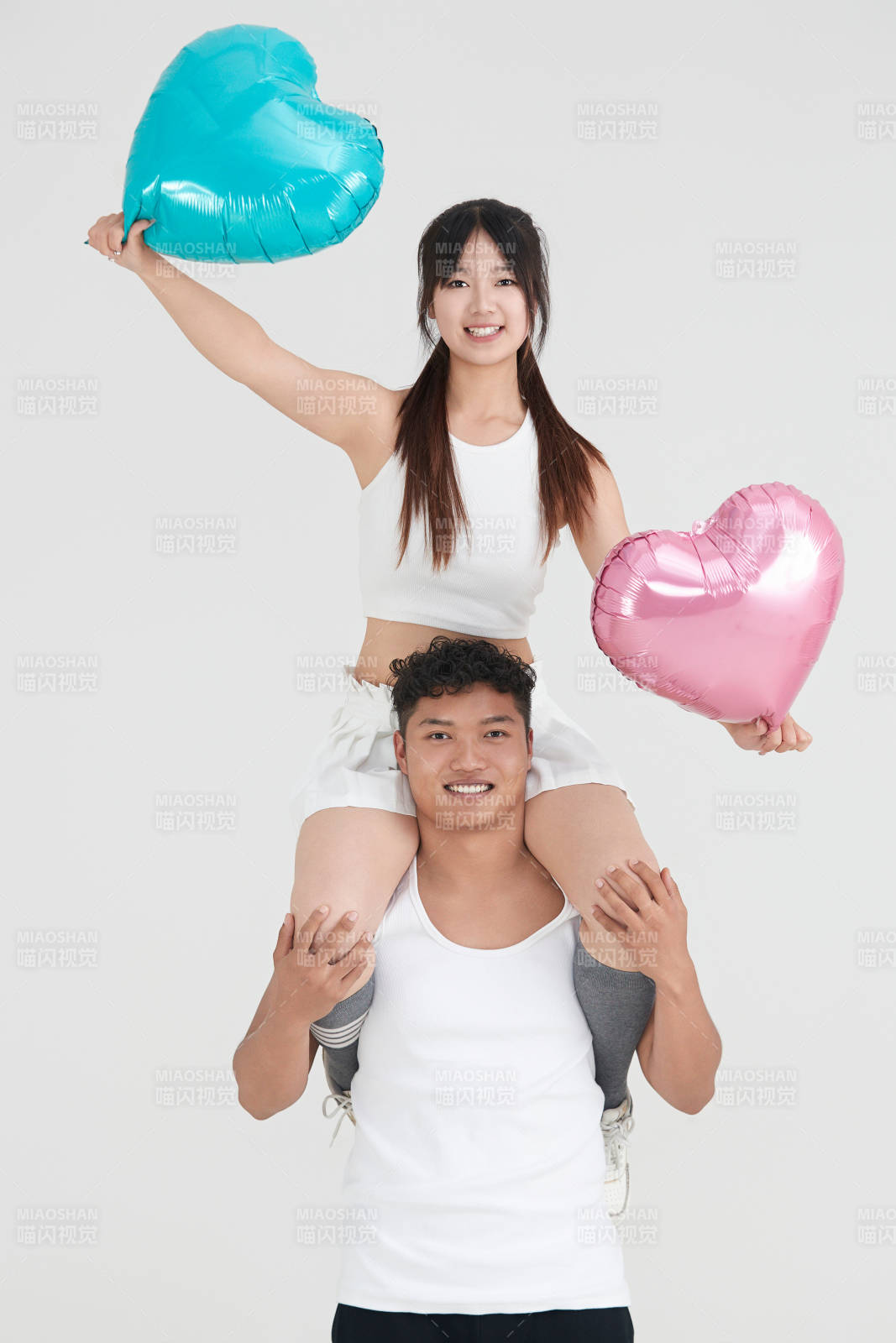 白色背景下嬉戲歡樂的亞洲情侶