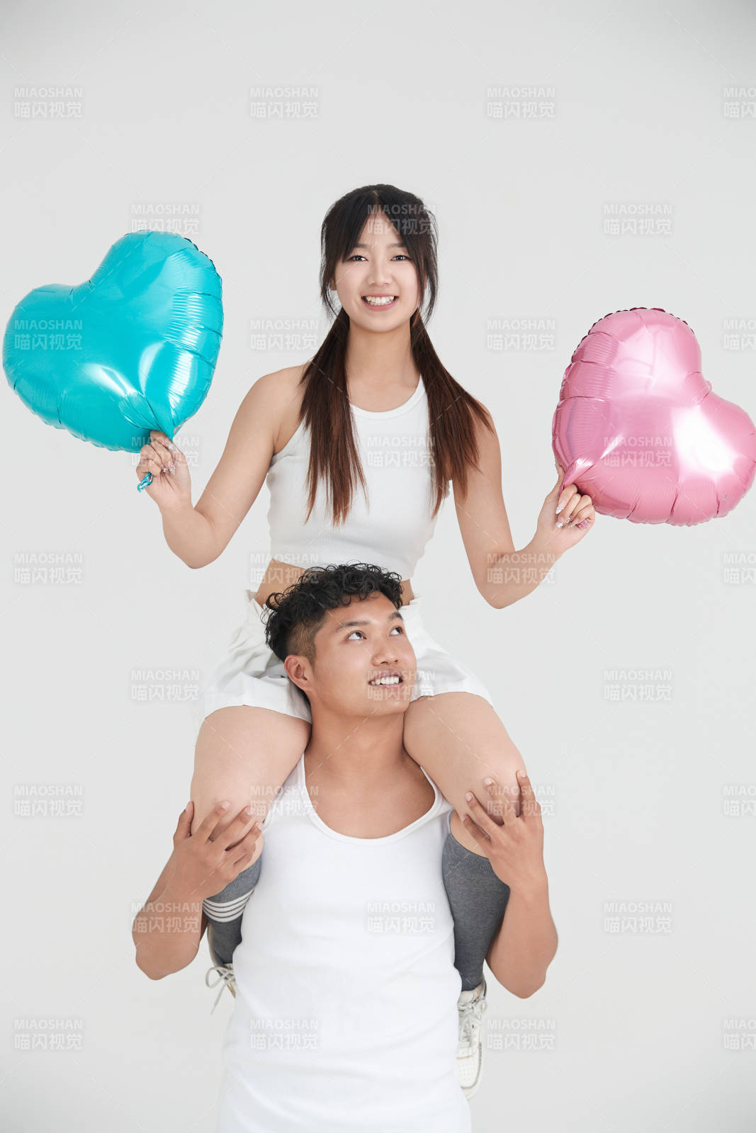 白色背景下嬉戲歡樂的亞洲情侶