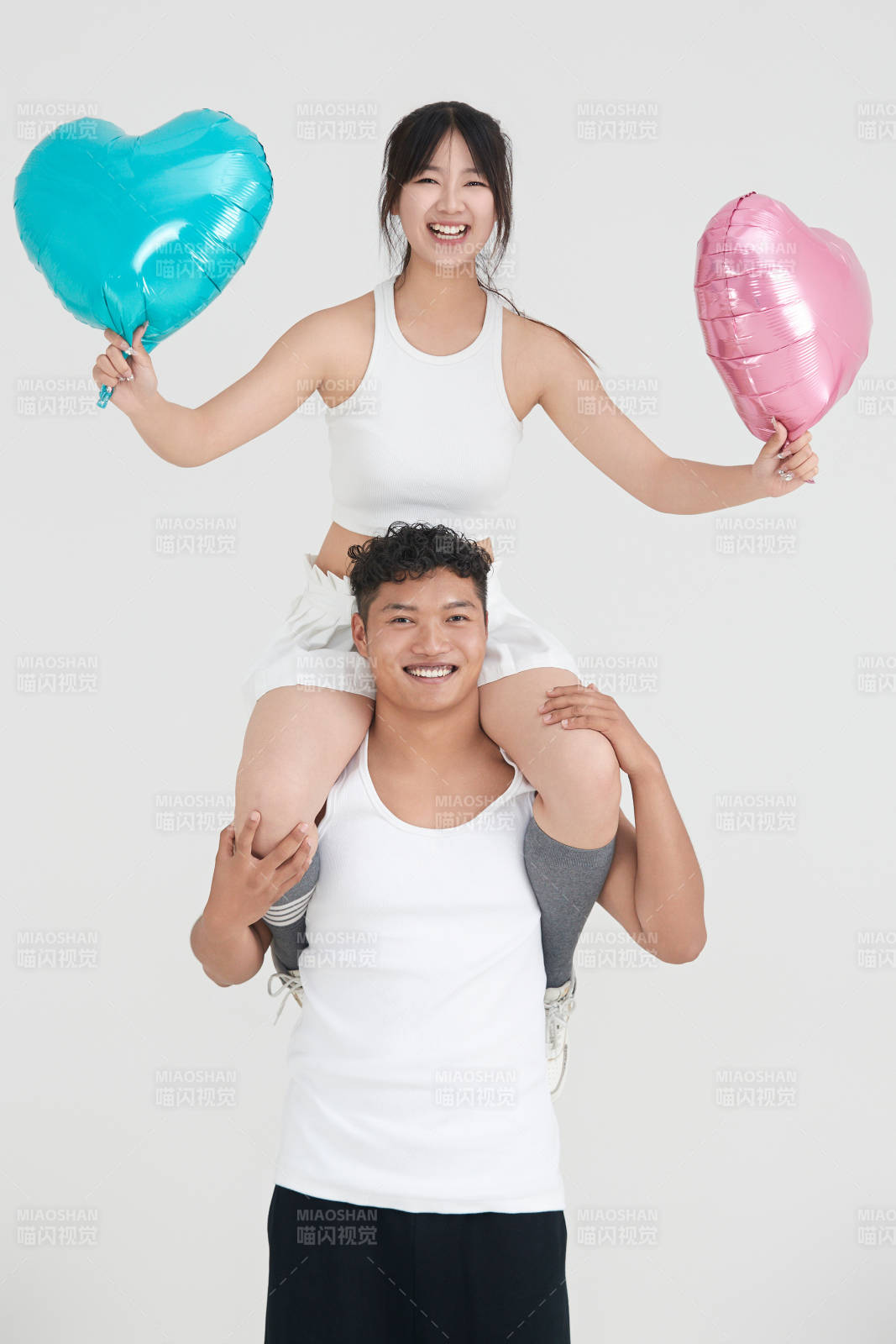 白色背景下嬉戲歡樂的亞洲情侶