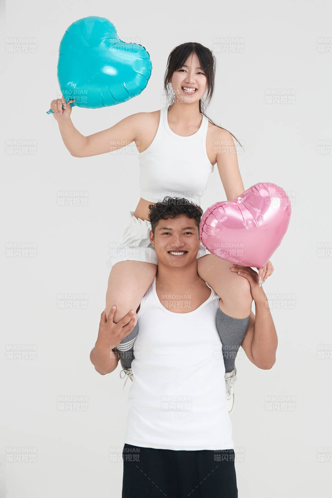白色背景下嬉戲歡樂的亞洲情侶