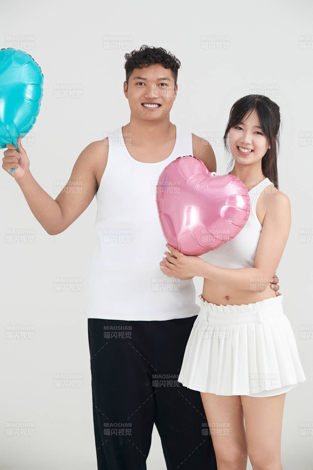 白色背景下嬉戲歡樂的亞洲情侶