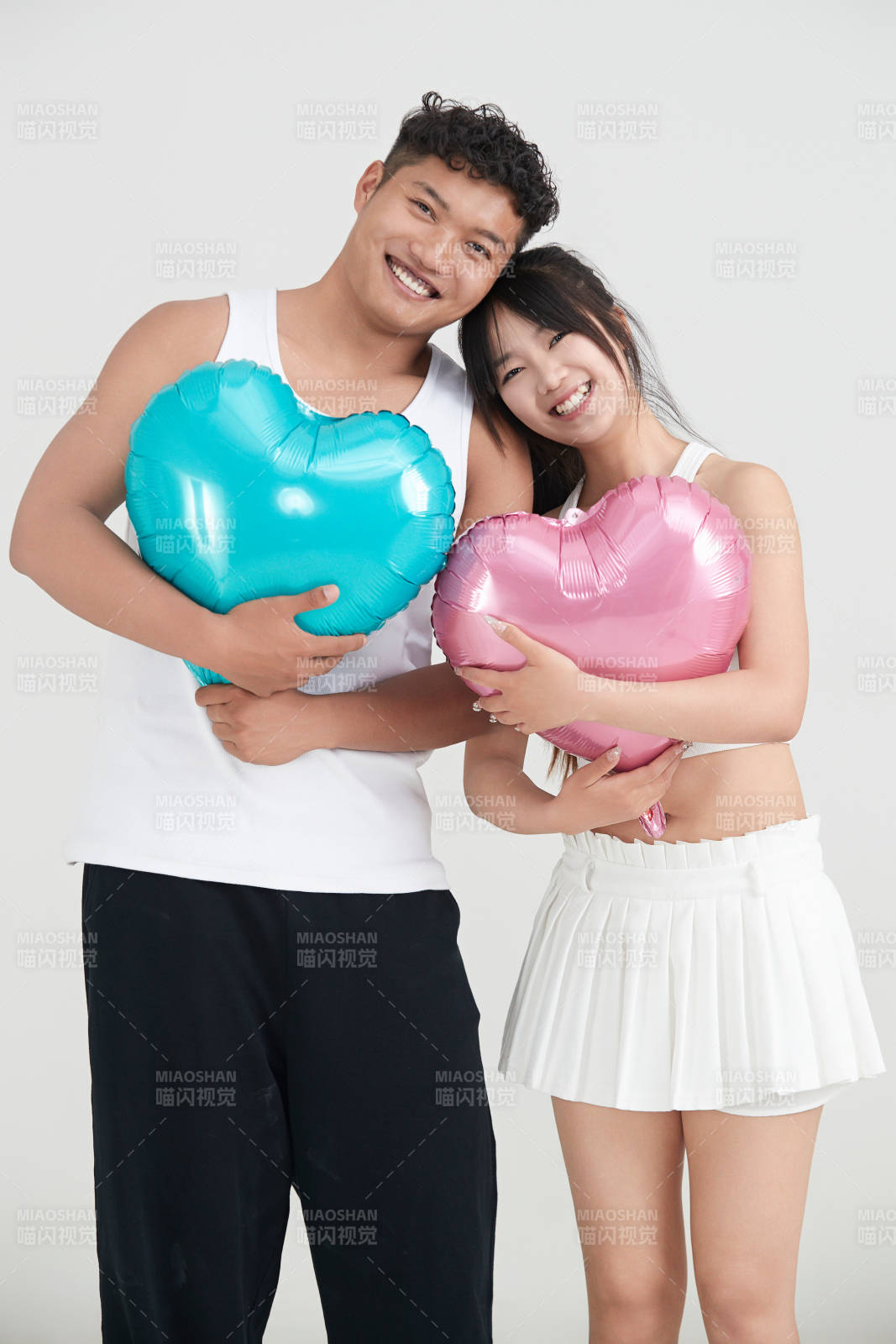 白色背景下嬉戲歡樂的亞洲情侶