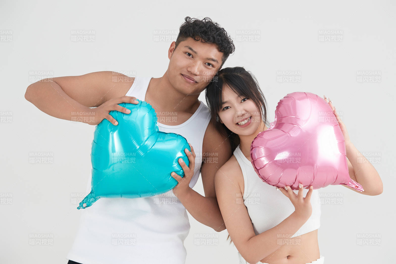 白色背景下嬉戲歡樂的亞洲情侶