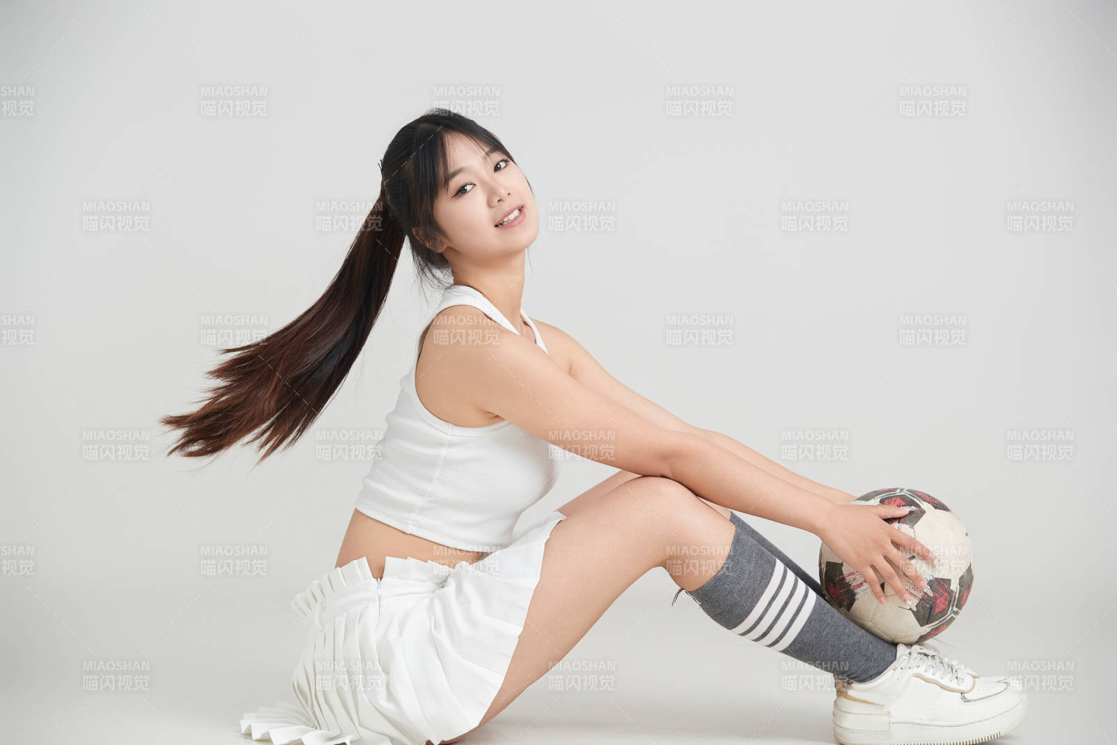 白色背景下的快樂的足球寶貝