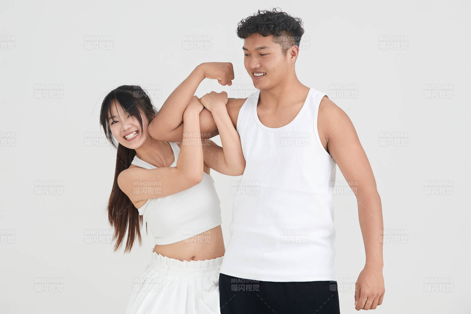 白色背景下嬉戲歡樂的亞洲情侶