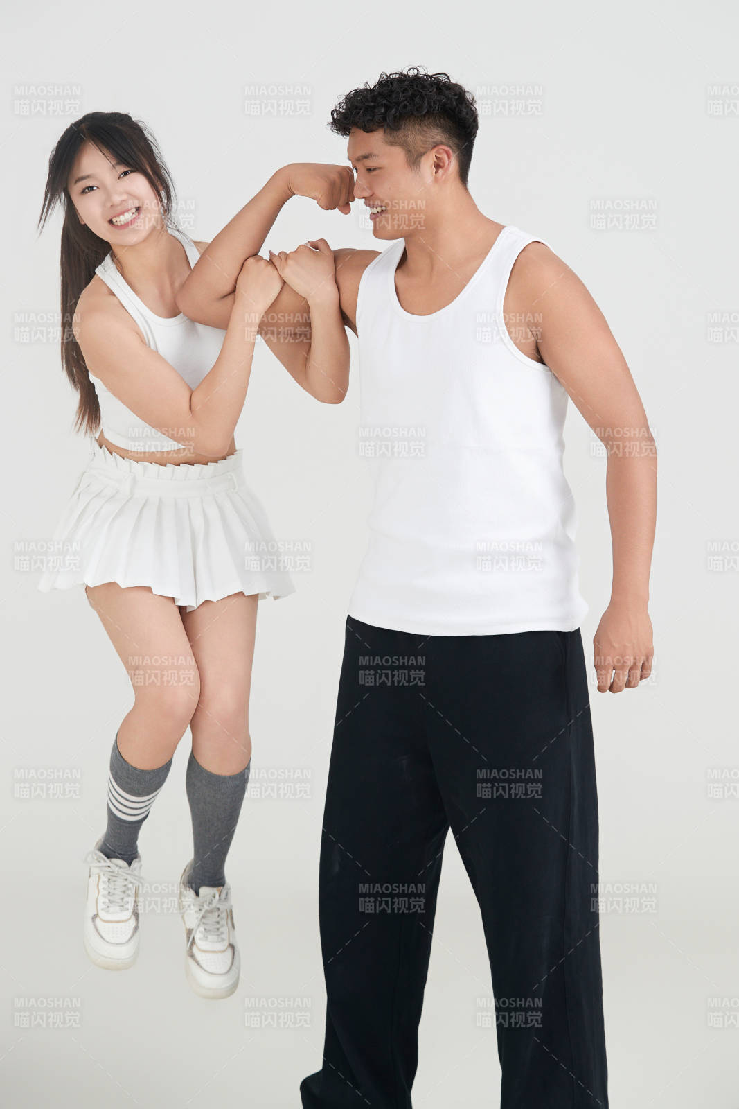 白色背景下嬉戲歡樂的亞洲情侶