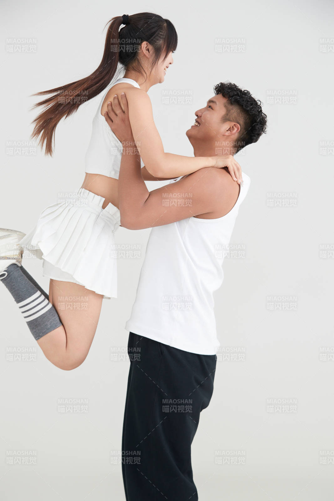 白色背景下嬉戲歡樂的亞洲情侶