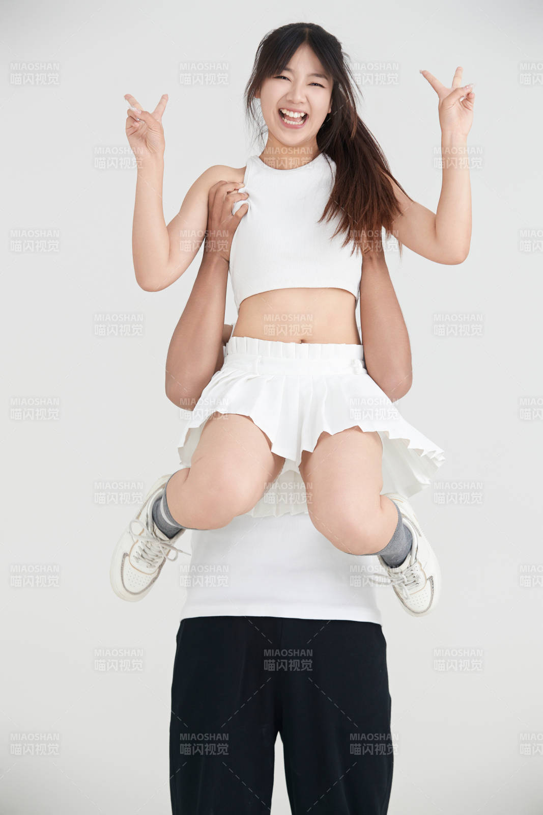 白色背景下嬉戲歡樂的亞洲情侶