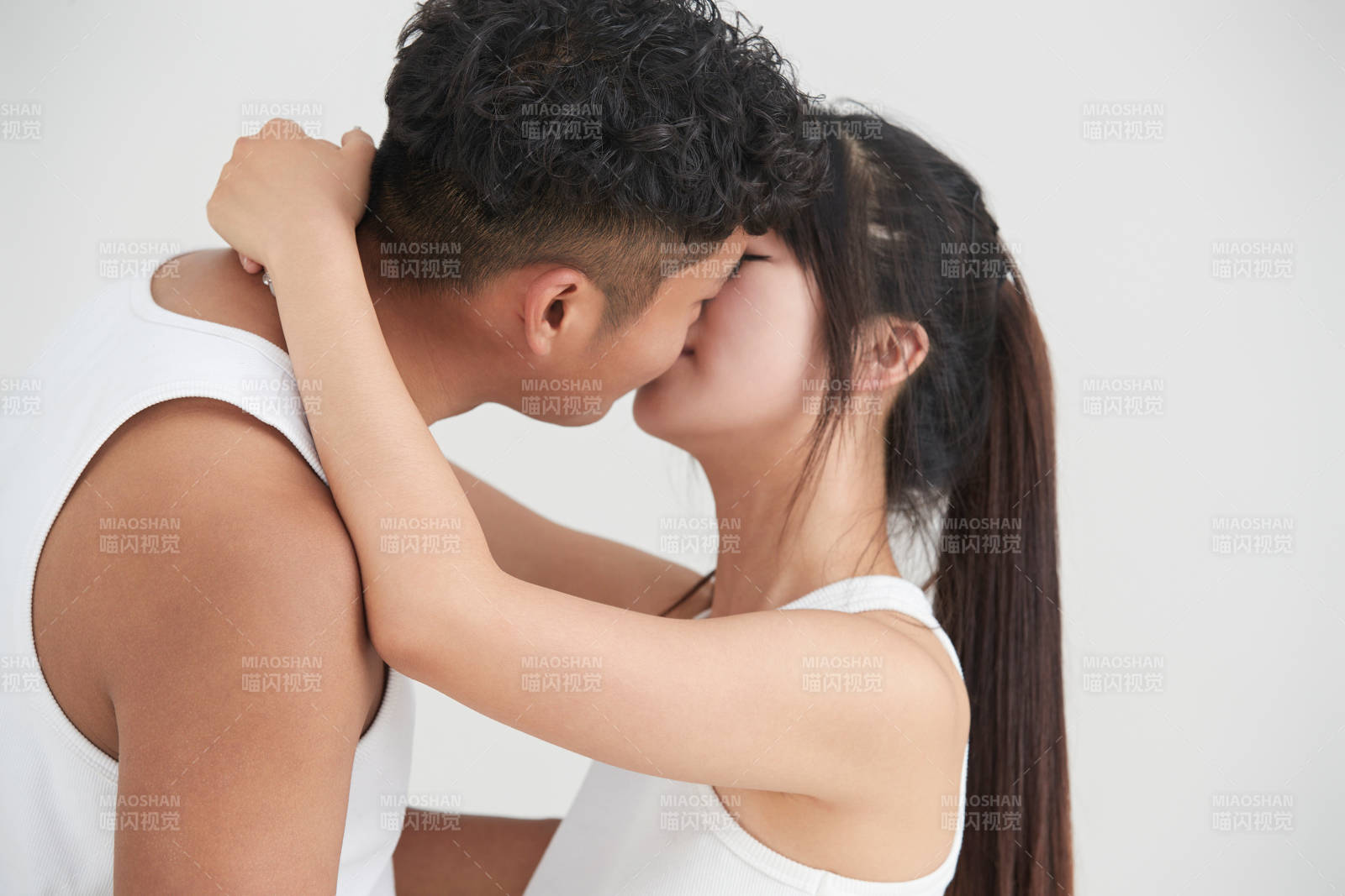 白色背景下嬉戲歡樂的亞洲情侶