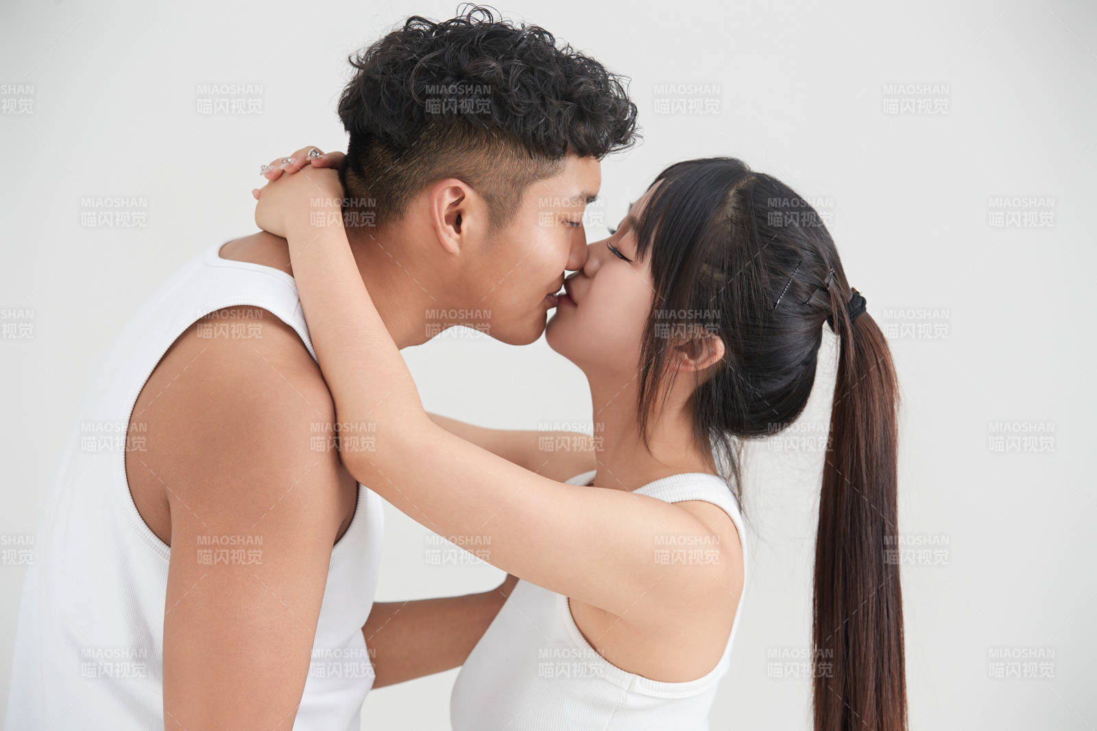 白色背景下嬉戲歡樂的亞洲情侶