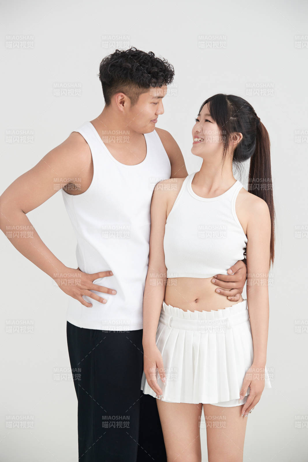 白色背景下嬉戲歡樂的亞洲情侶