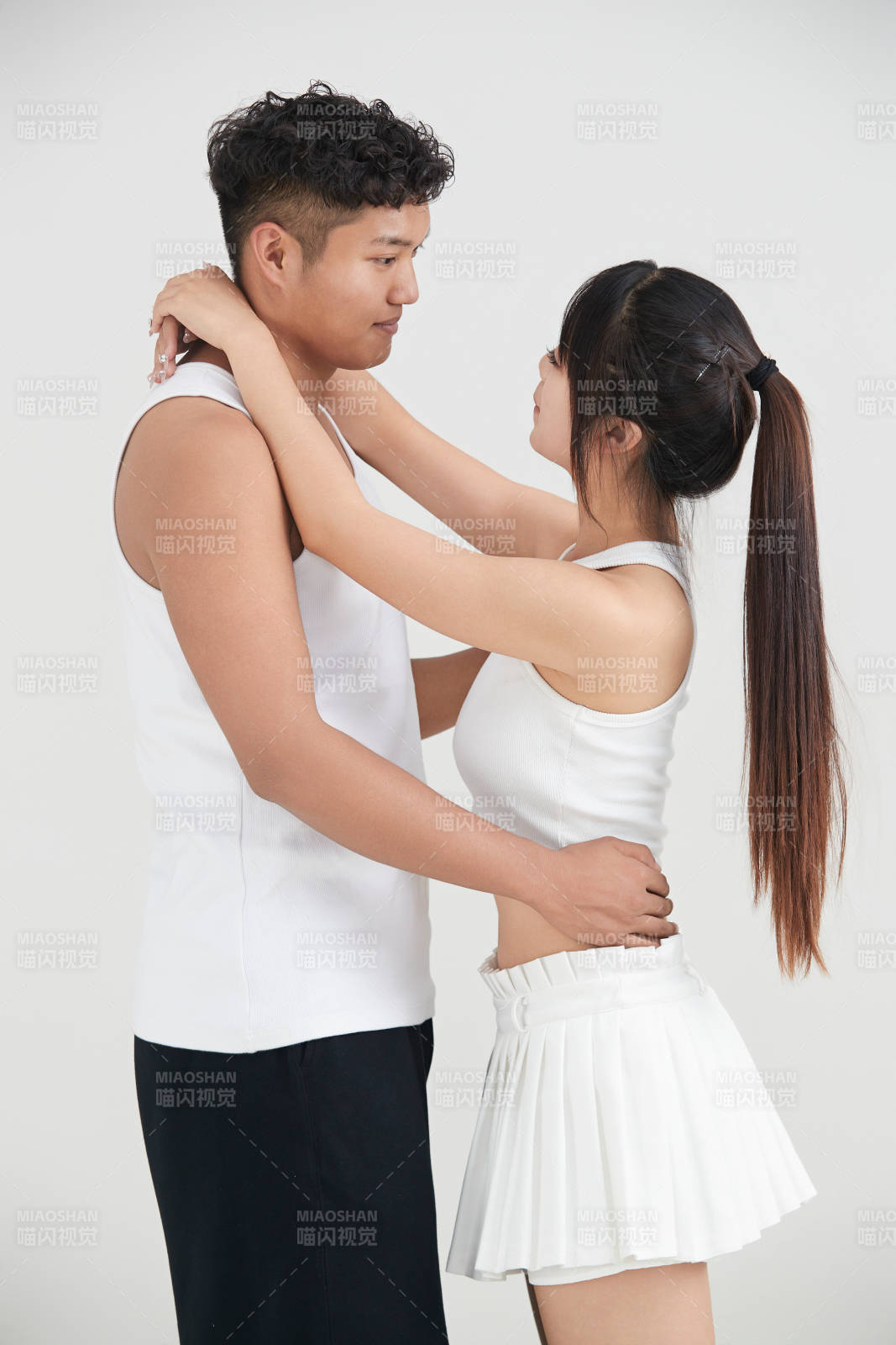 白色背景下嬉戲歡樂的亞洲情侶