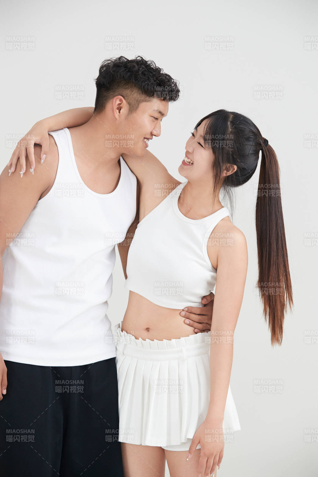 白色背景下嬉戲歡樂的亞洲情侶