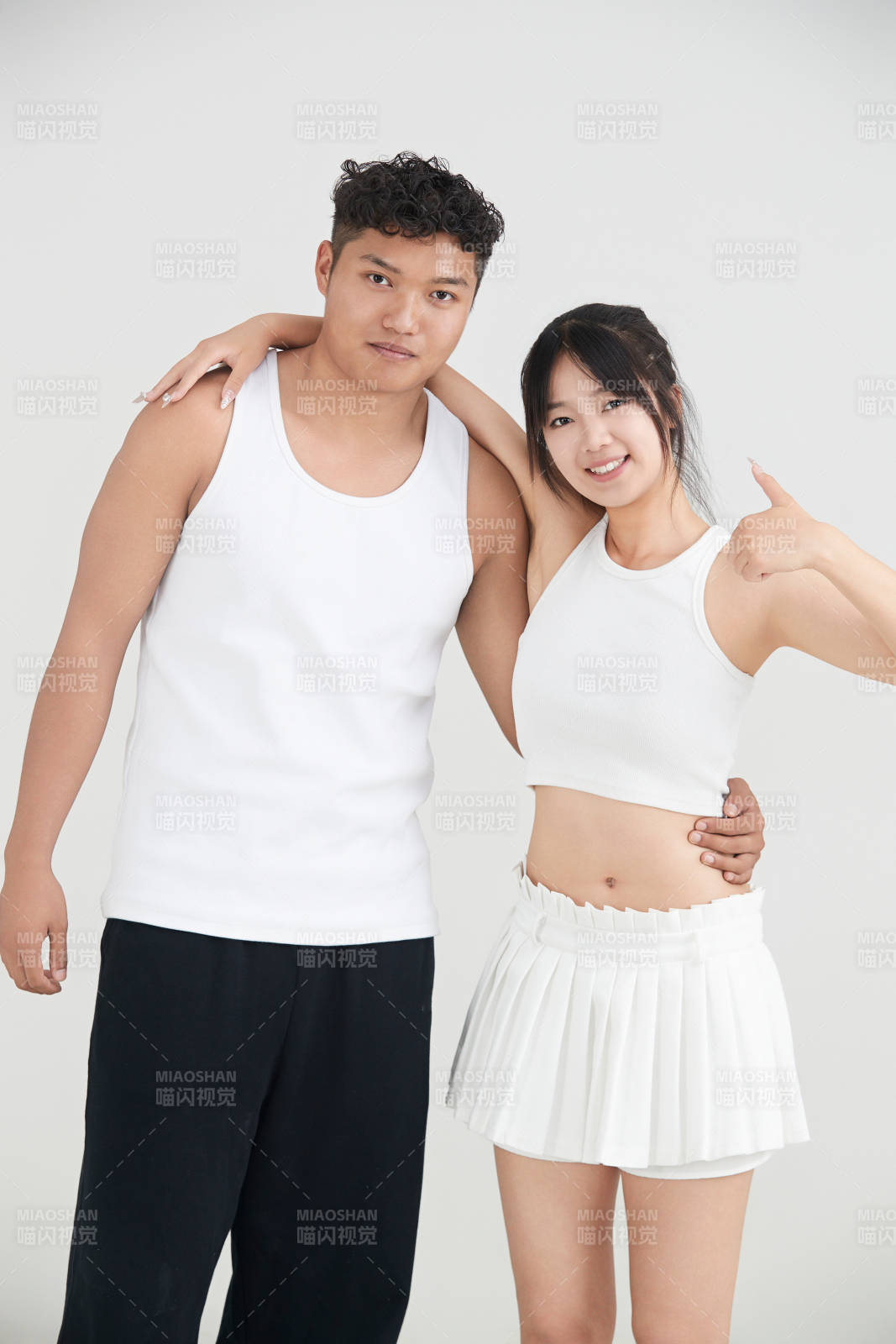 白色背景下嬉戲歡樂的亞洲情侶