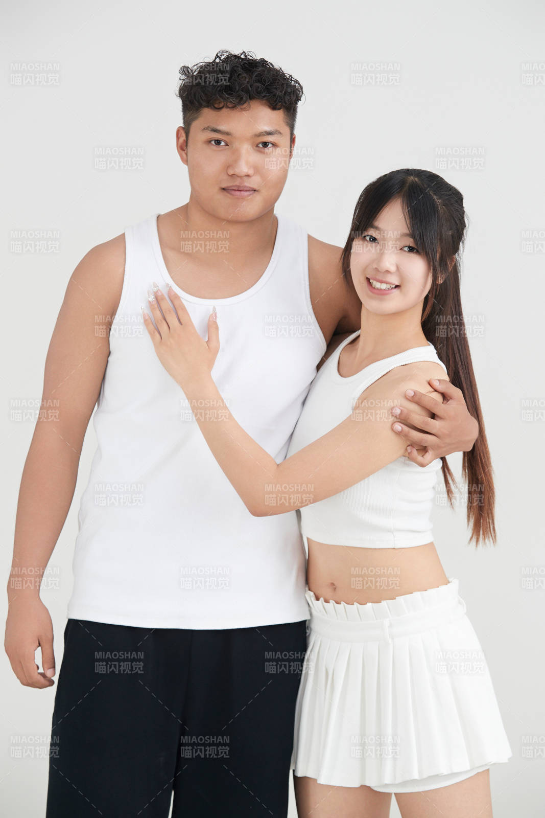 白色背景下嬉戲歡樂的亞洲情侶