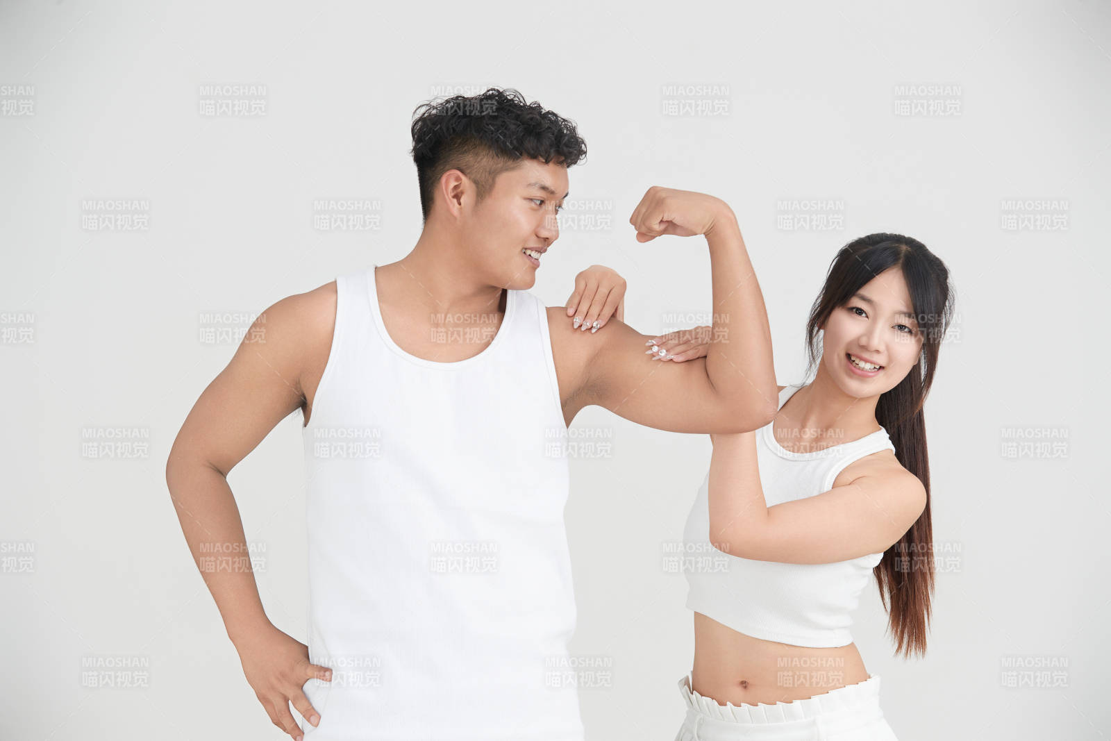 白色背景下嬉戲歡樂的亞洲情侶