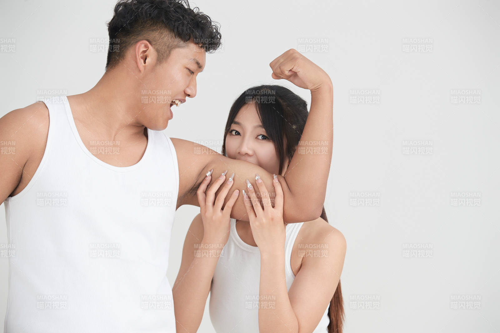 白色背景下嬉戲歡樂的亞洲情侶