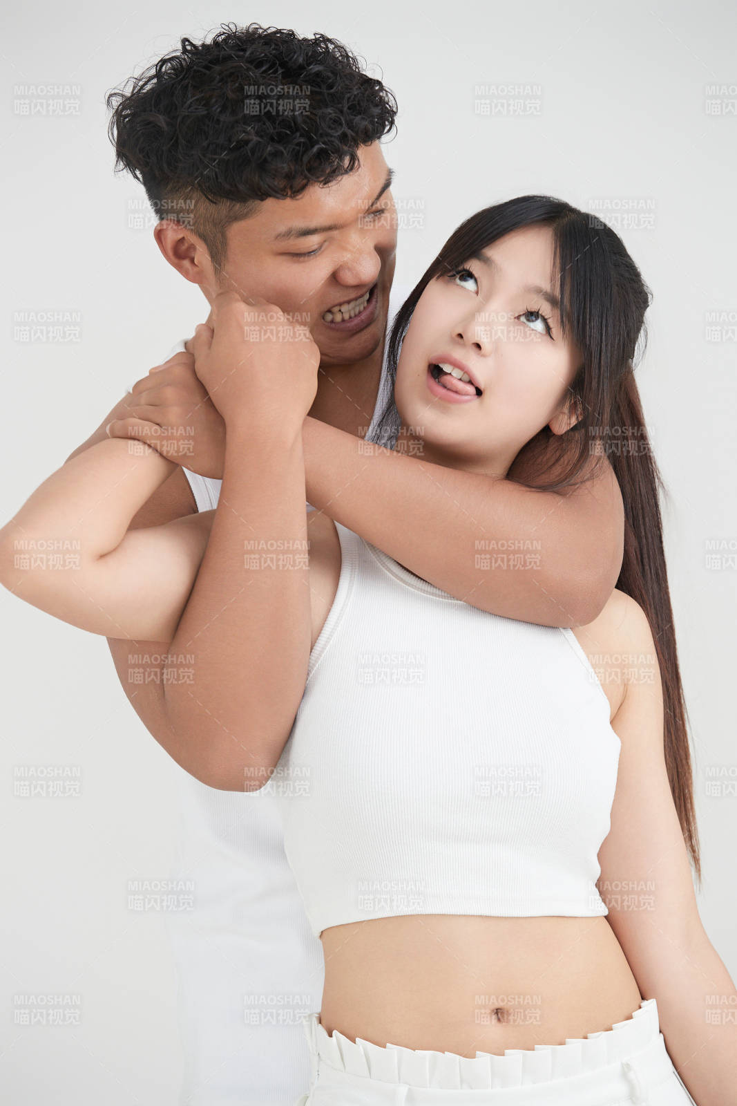 白色背景下嬉戲歡樂的亞洲情侶