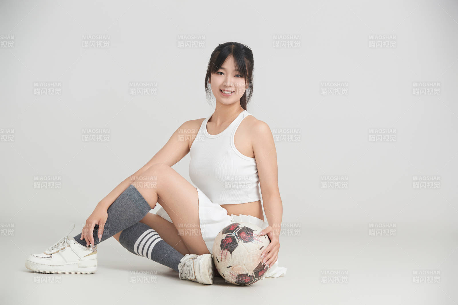 白色背景下的快樂的足球寶貝