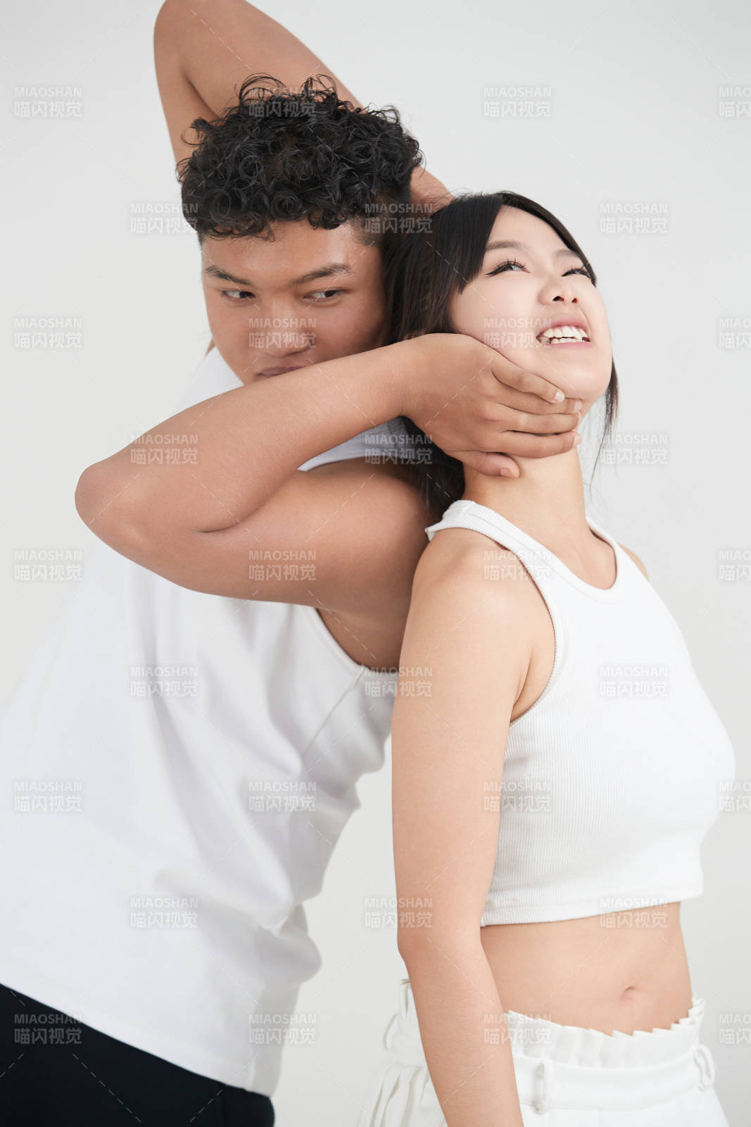 白色背景下嬉戲歡樂的亞洲情侶