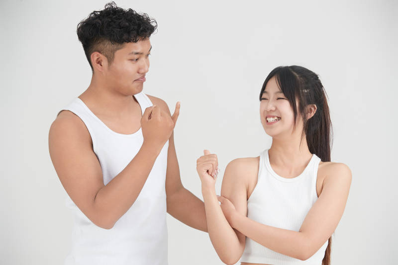 白色背景下嬉戏欢乐的亚洲情侣