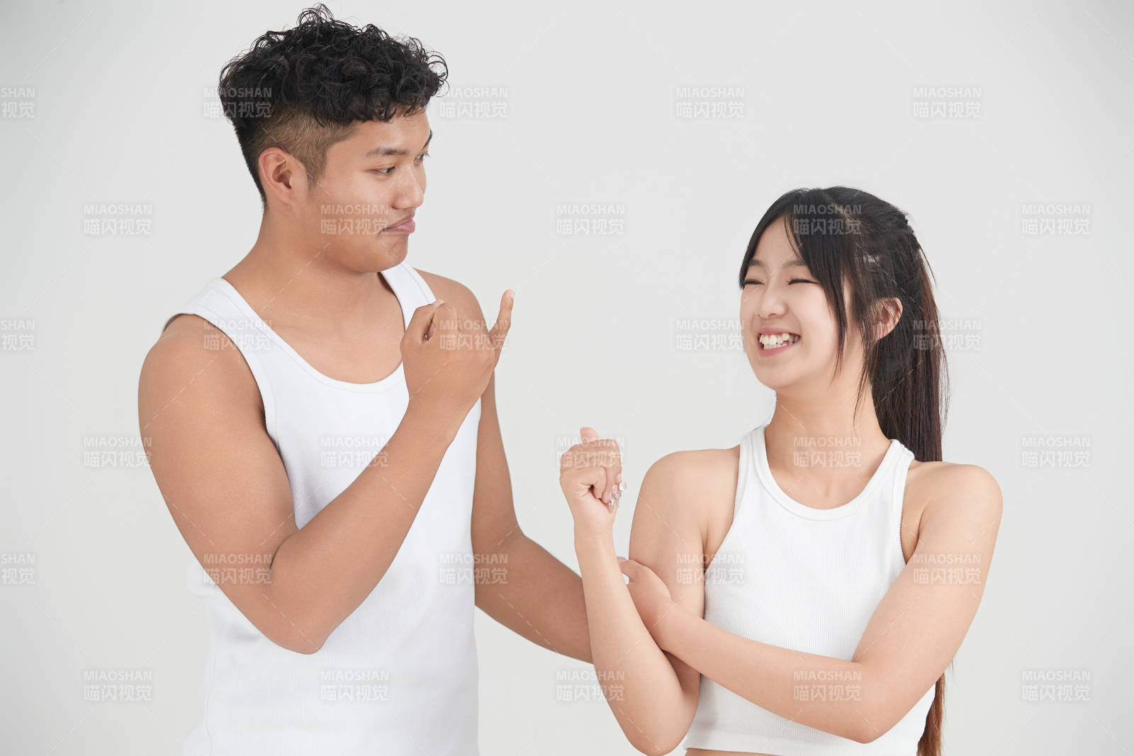 白色背景下嬉戏欢乐的亚洲情侣