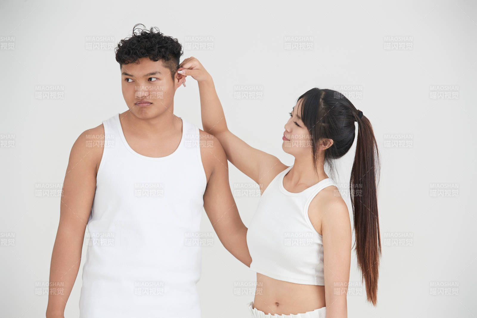 白色背景下嬉戲歡樂的亞洲情侶