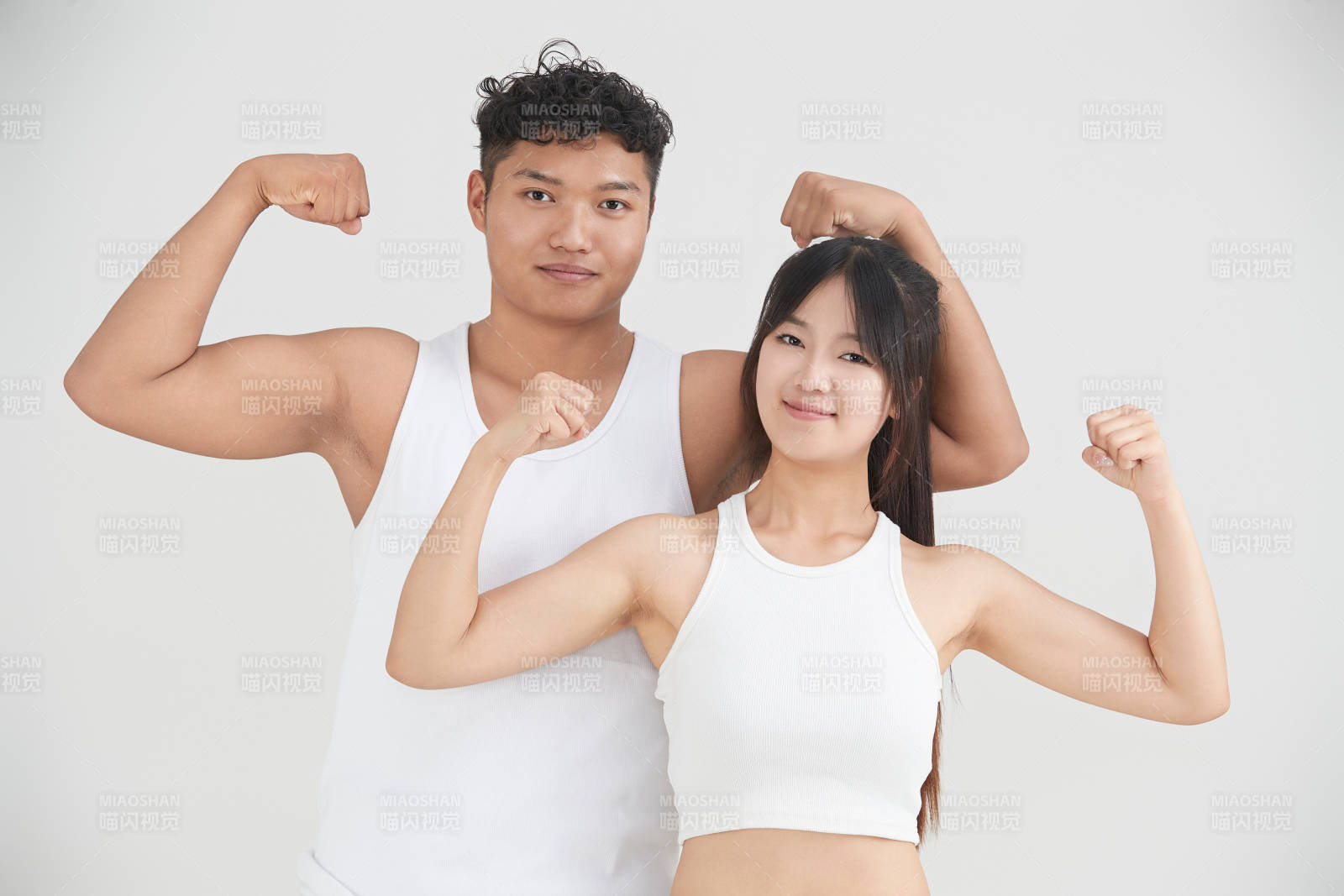 白色背景下嬉戲歡樂的亞洲情侶