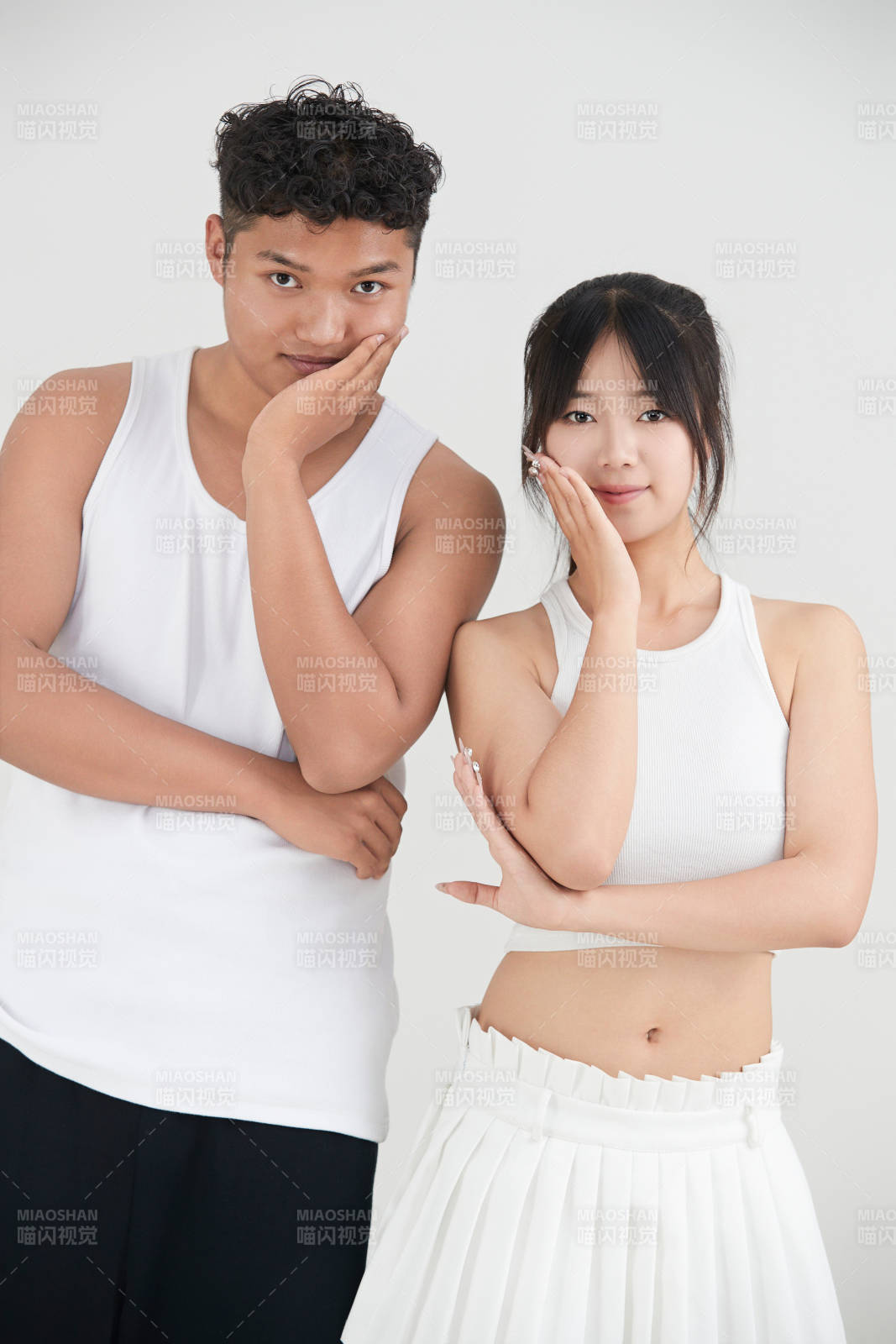 白色背景下嬉戲歡樂的亞洲情侶