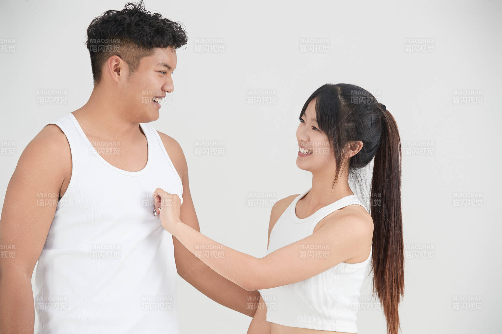 白色背景下嬉戲歡樂的亞洲情侶