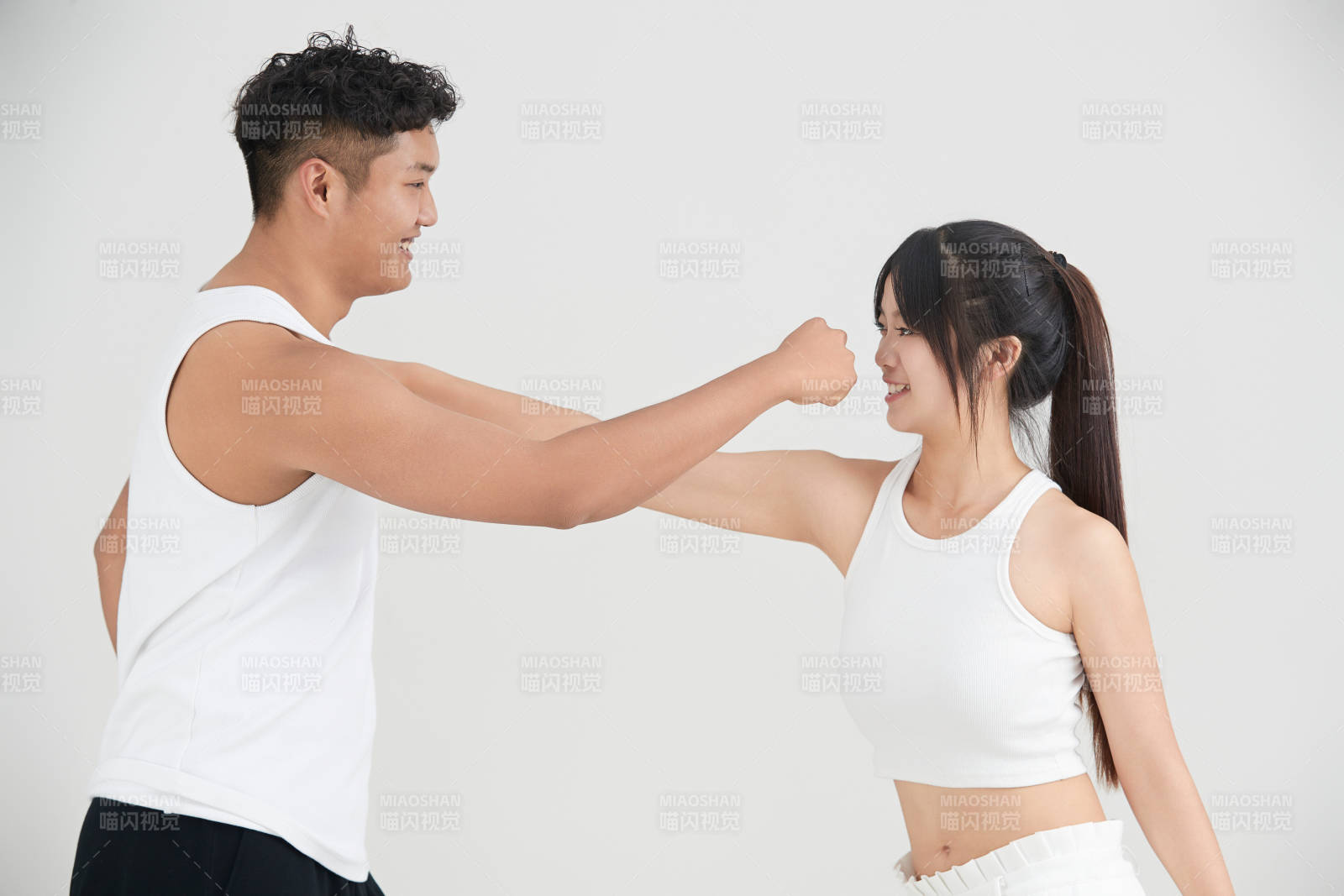 白色背景下嬉戏欢乐的亚洲情侣