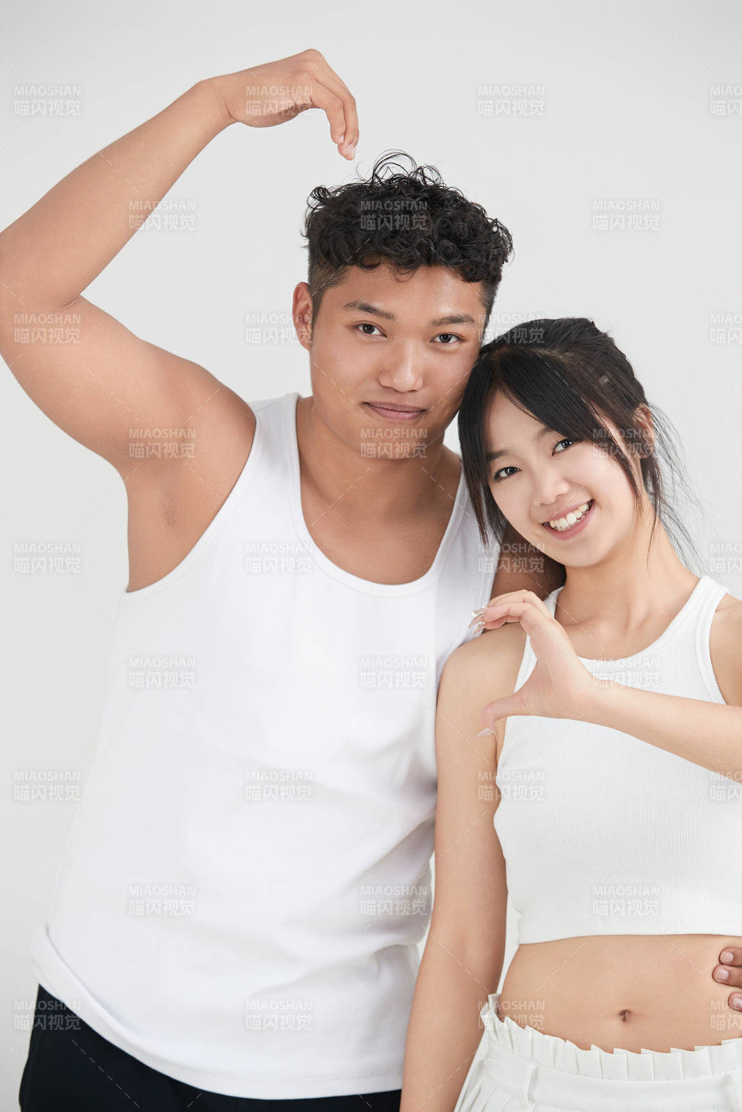 白色背景下嬉戲歡樂的亞洲情侶