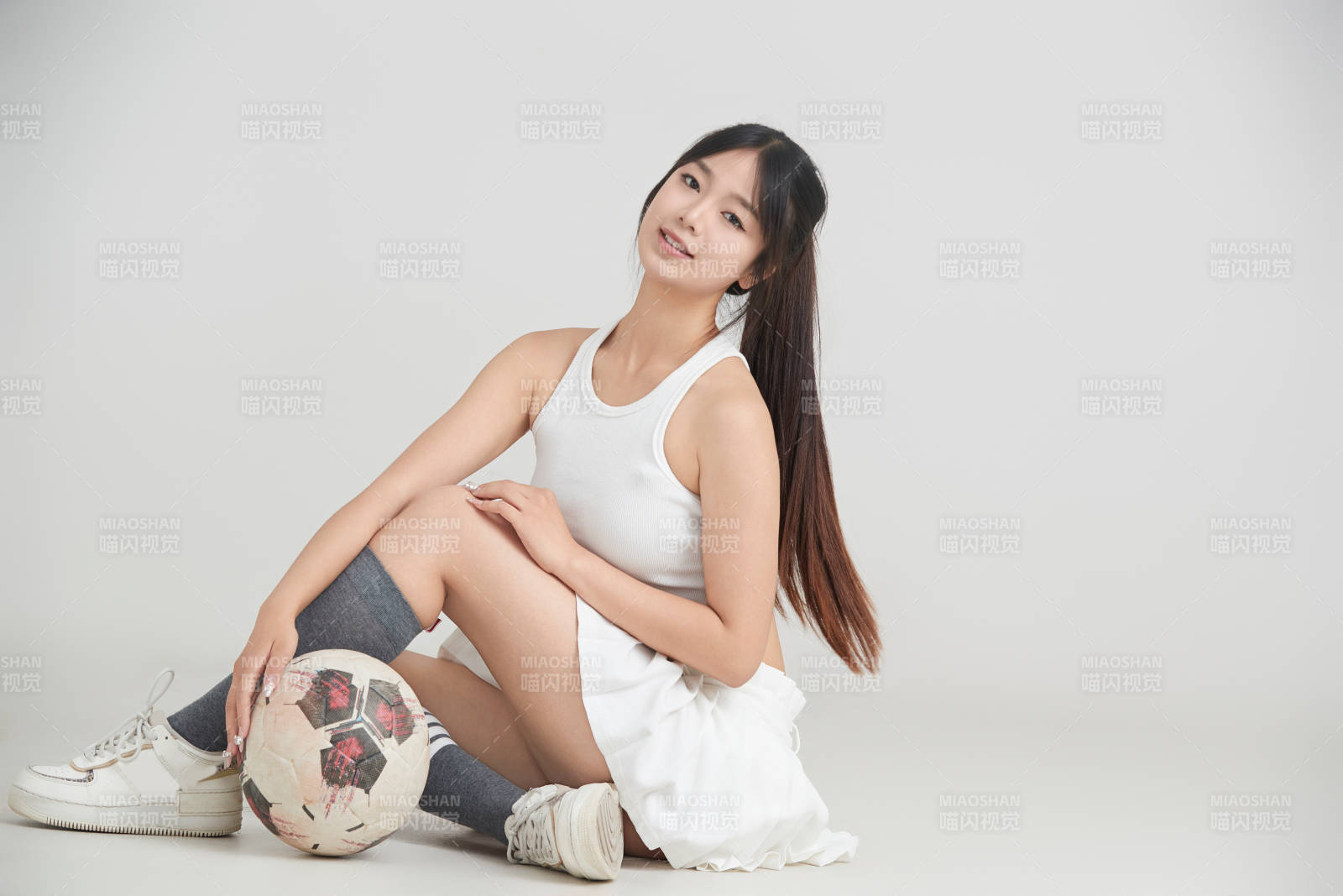 白色背景下的快樂的足球寶貝