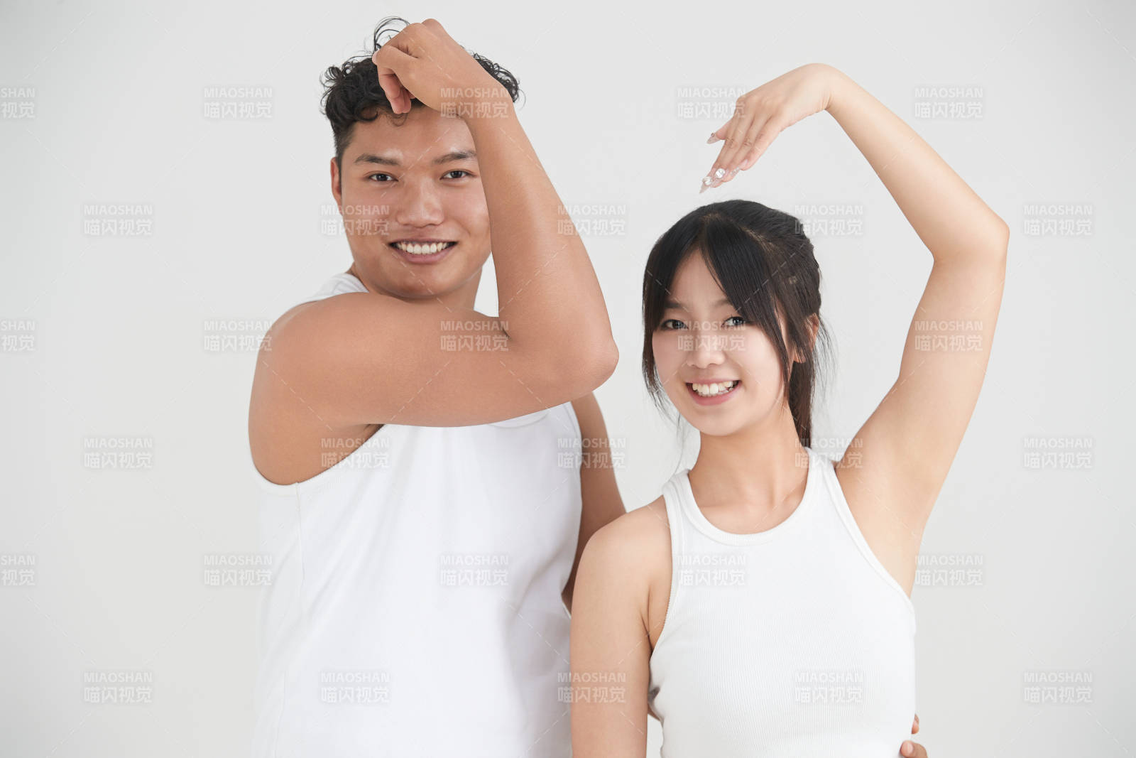 白色背景下嬉戲歡樂的亞洲情侶