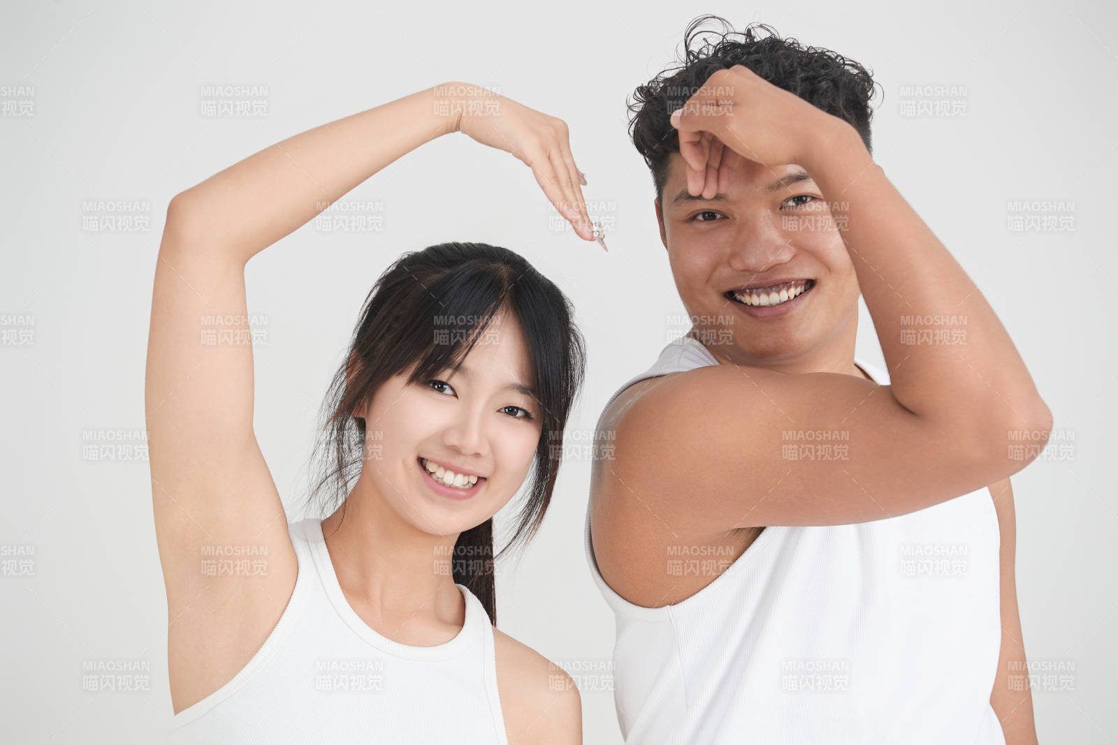 白色背景下嬉戲歡樂的亞洲情侶