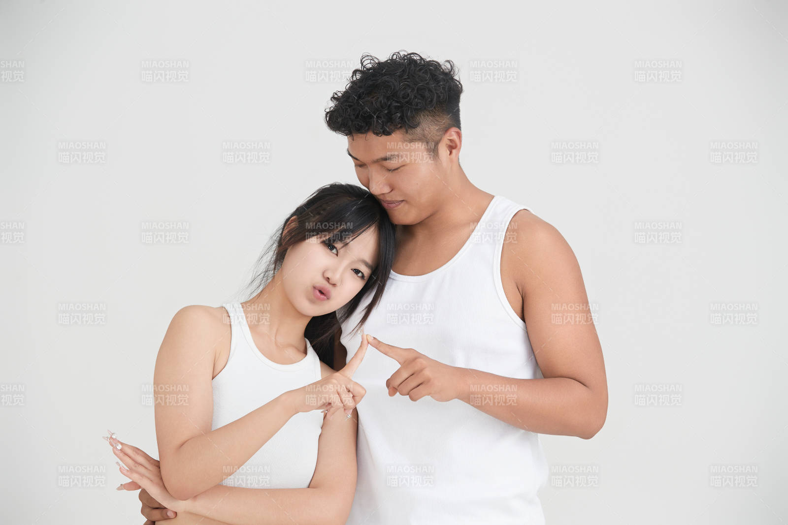 白色背景下嬉戲歡樂的亞洲情侶