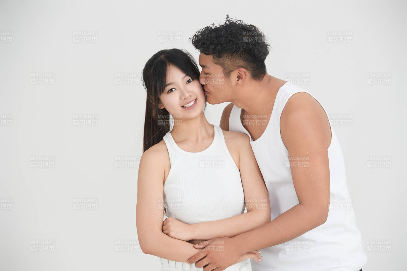 白色背景下嬉戲歡樂(lè)的亞洲情侶
