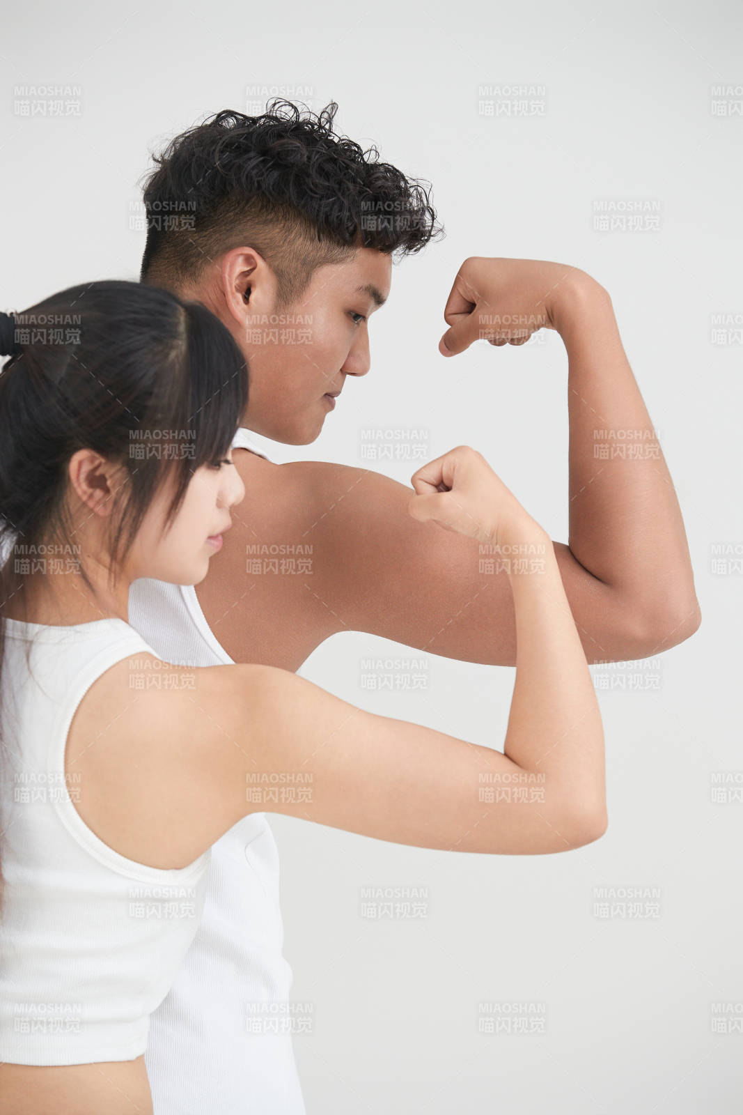 白色背景下嬉戲歡樂的亞洲情侶