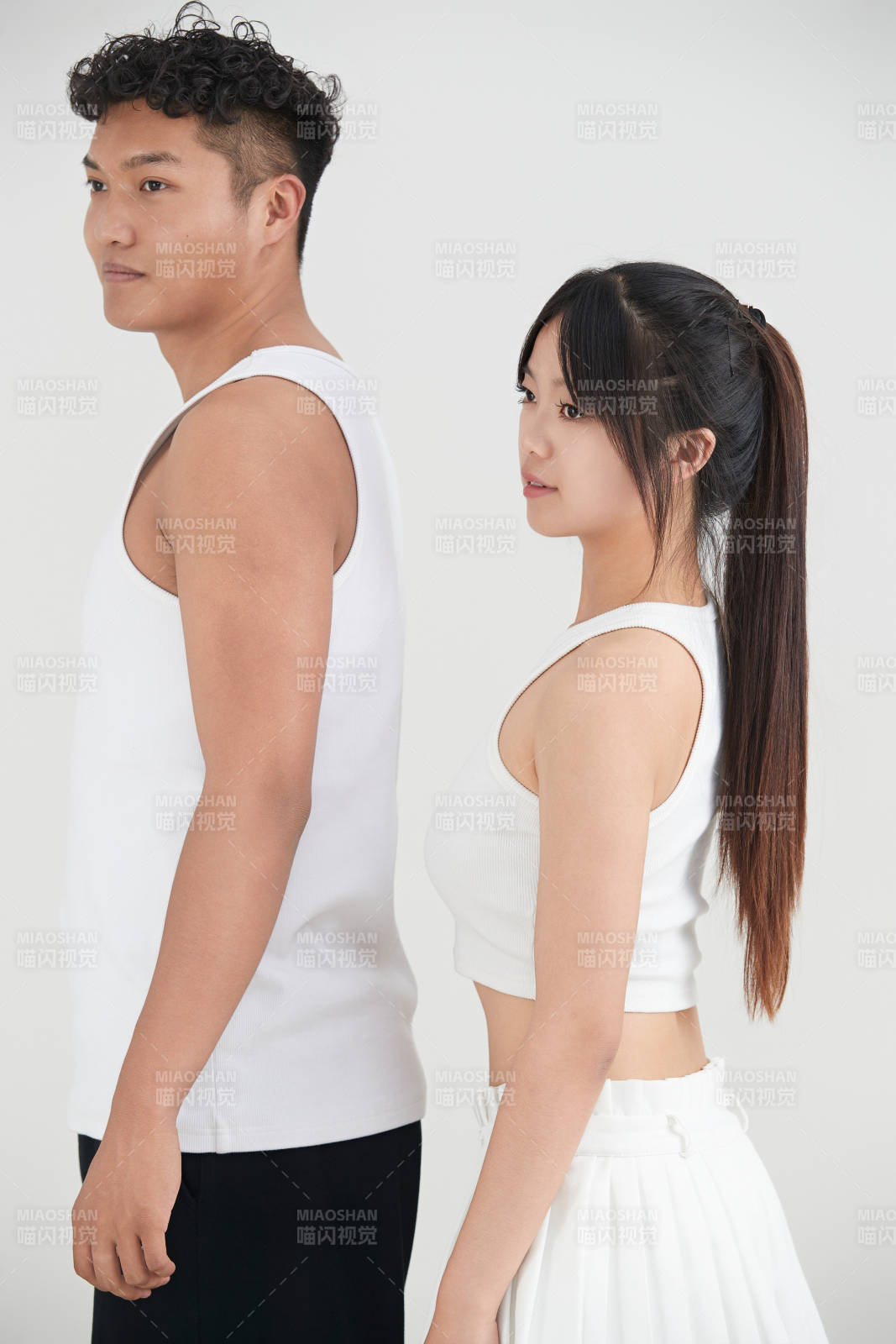 白色背景下嬉戲歡樂的亞洲情侶