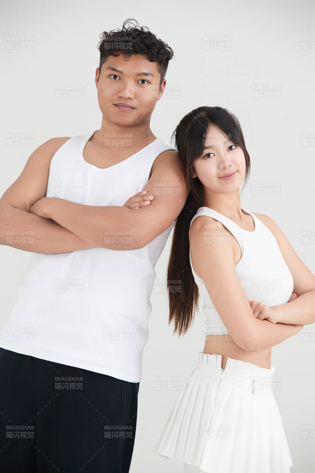 白色背景下嬉戲歡樂的亞洲情侶