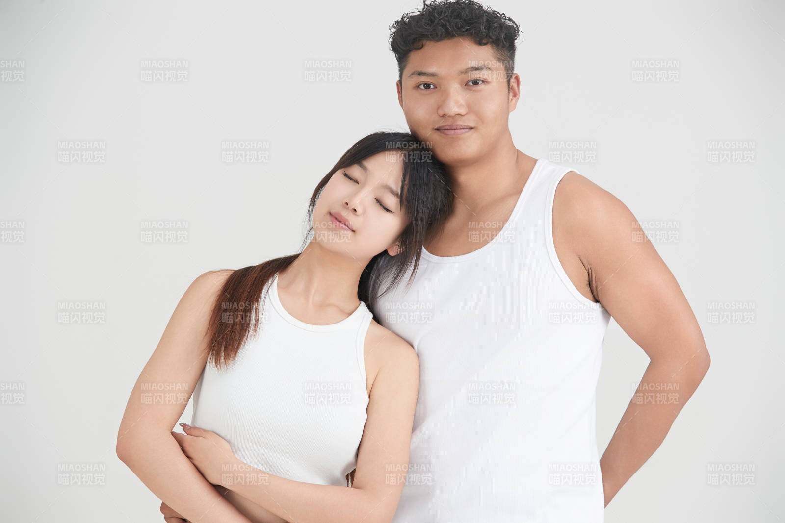 白色背景下嬉戲歡樂的亞洲情侶