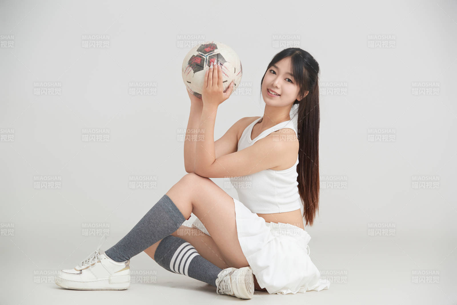 白色背景下的快樂的足球寶貝