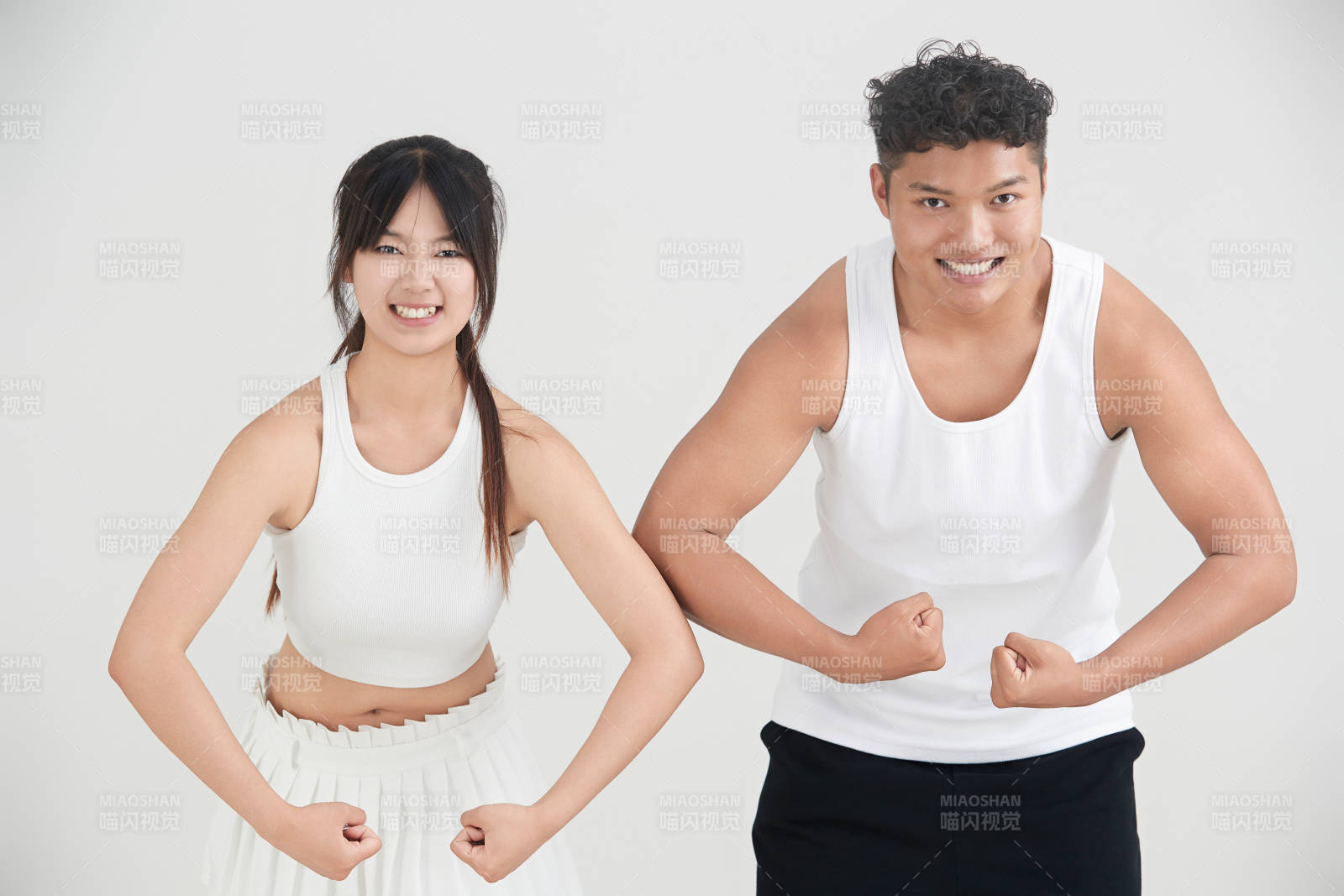 白色背景下嬉戲歡樂的亞洲情侶